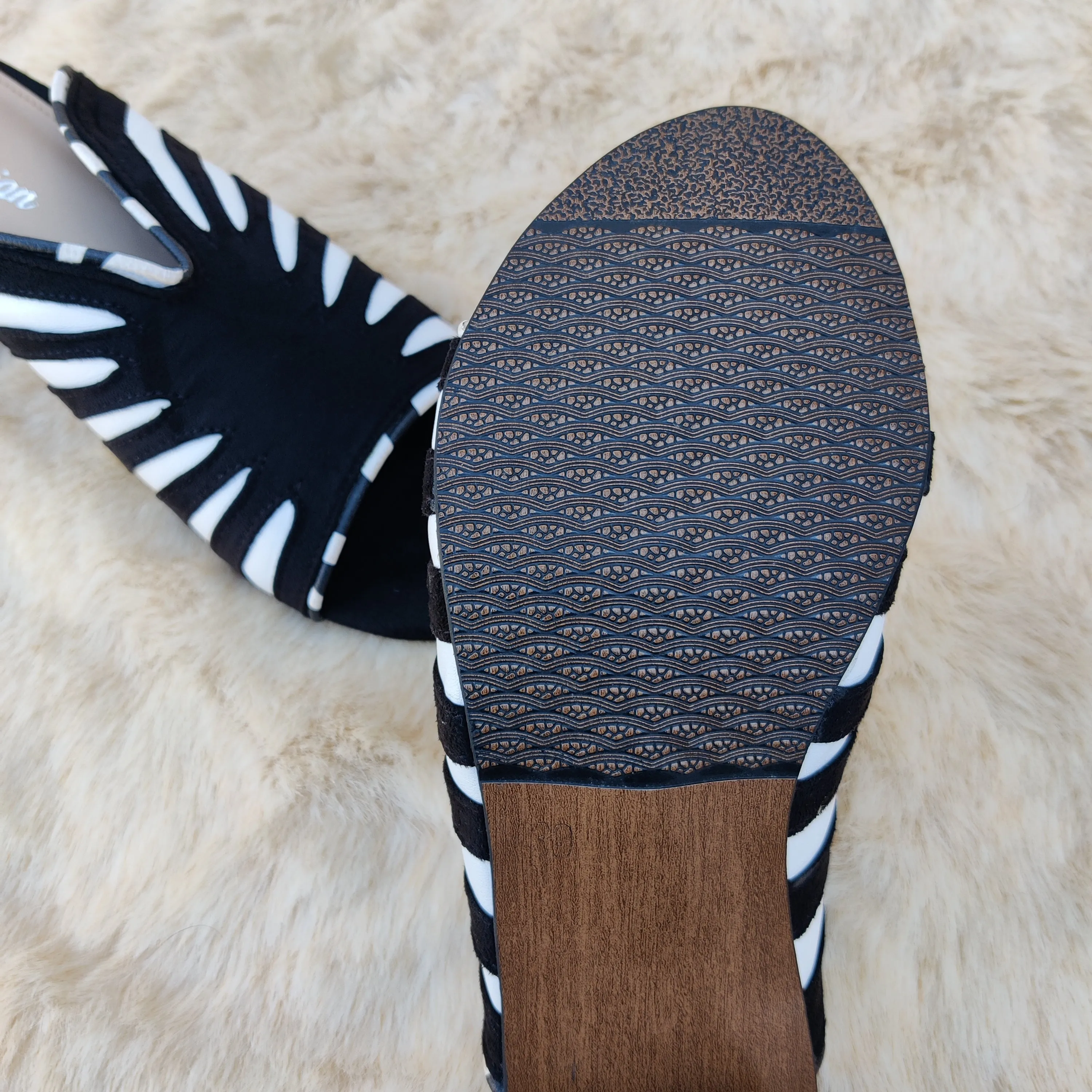 K-612 beautifu; design white and black sandals