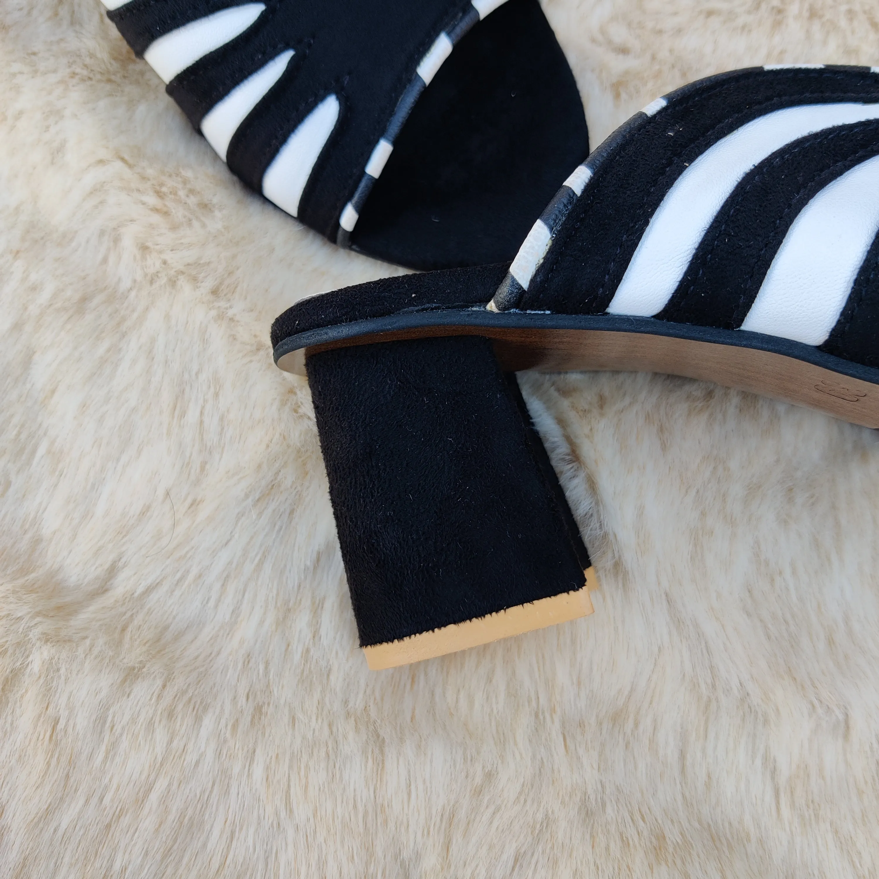 K-612 beautifu; design white and black sandals